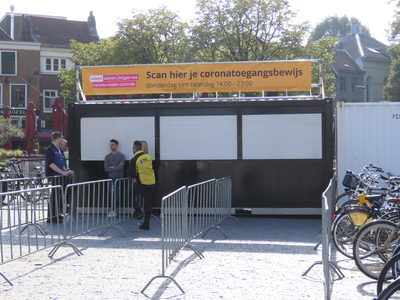 902097 Gezicht op een zojuist geplaatste kiosk voor het scannen van coronatoegangsbewijzen op de Neude te Utrecht. ...